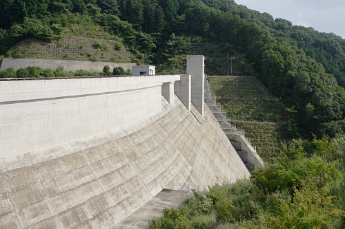 まだ新しくシンプルで美しいダム『岩井川ダム』＠奈良市