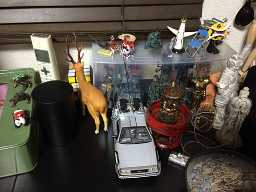 ガチャガチャのフィギュアを壁面に飾る-01