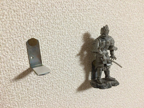 ガチャガチャのフィギュアを壁面に飾る-04