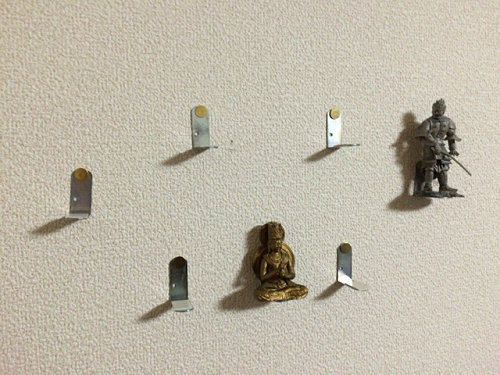 ガチャガチャのフィギュアを壁面に飾る-05