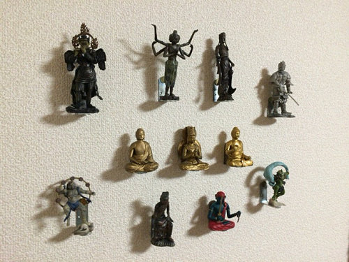 ガチャガチャのフィギュアを壁面に飾る-06