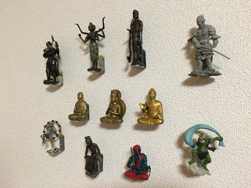 ガチャガチャのフィギュアを壁面に飾る-08