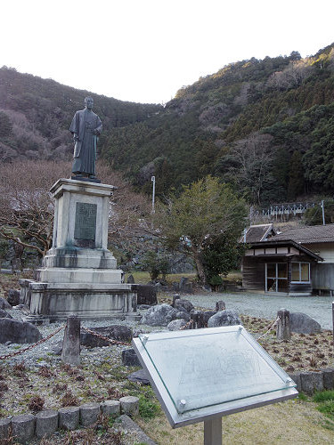 土倉庄三郎の磨崖碑と銅像@川上村-01 土倉庄三郎の磨崖碑と銅像@川上村-01