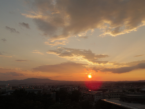 奈良県庁舎屋上広場から見た夕陽-05