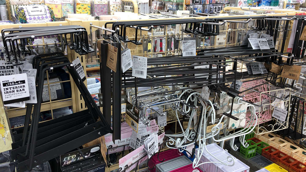 LPレコードとカセットテープの壁面ディスプレイ-01