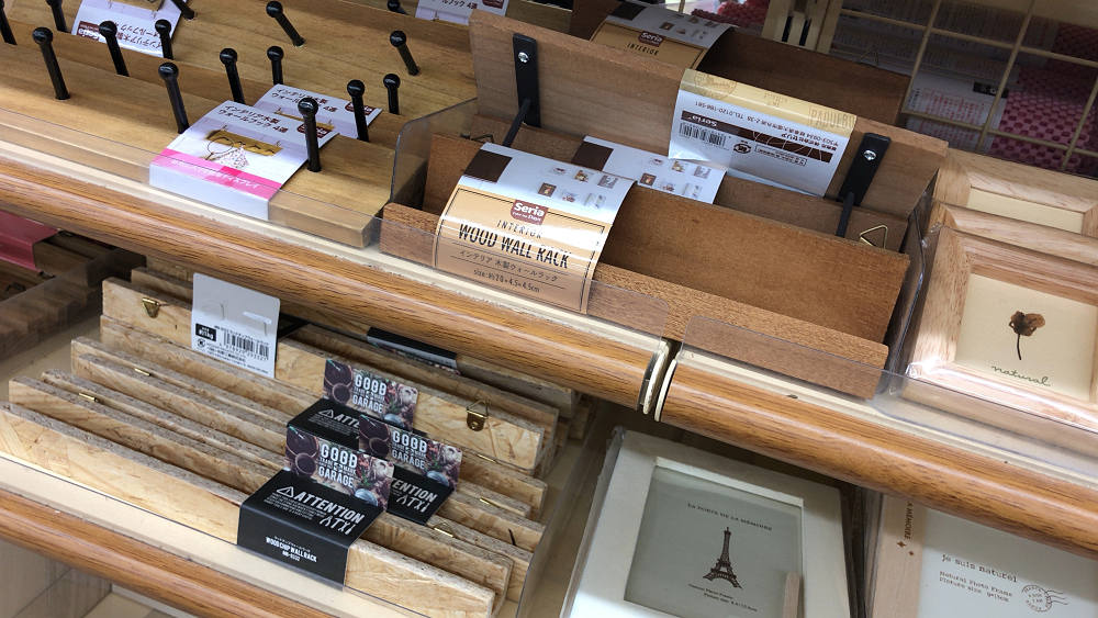 LPレコードとカセットテープの壁面ディスプレイ-03