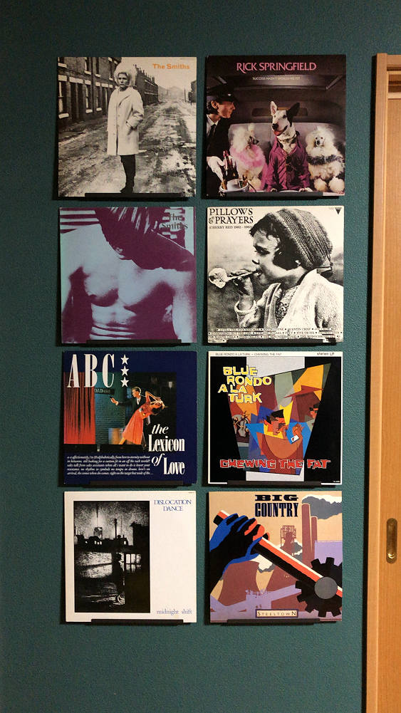 LPレコードとカセットテープの壁面ディスプレイ-05