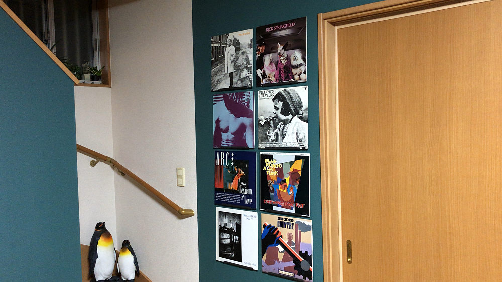 LPレコードとカセットテープの壁面ディスプレイ-06