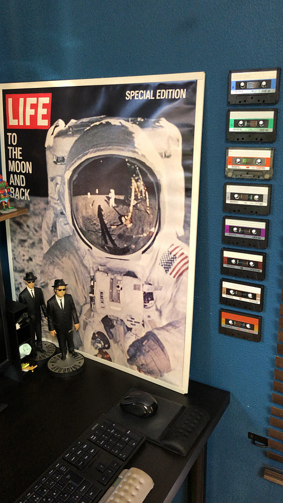 LPレコードとカセットテープの壁面ディスプレイ-07