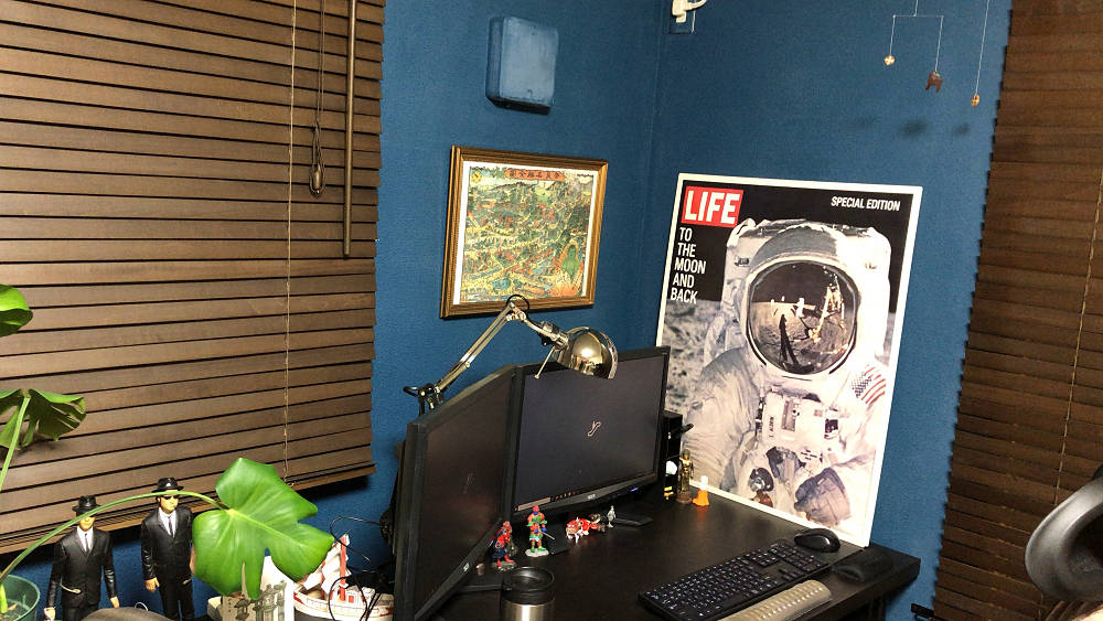 LPレコードとカセットテープの壁面ディスプレイ-08