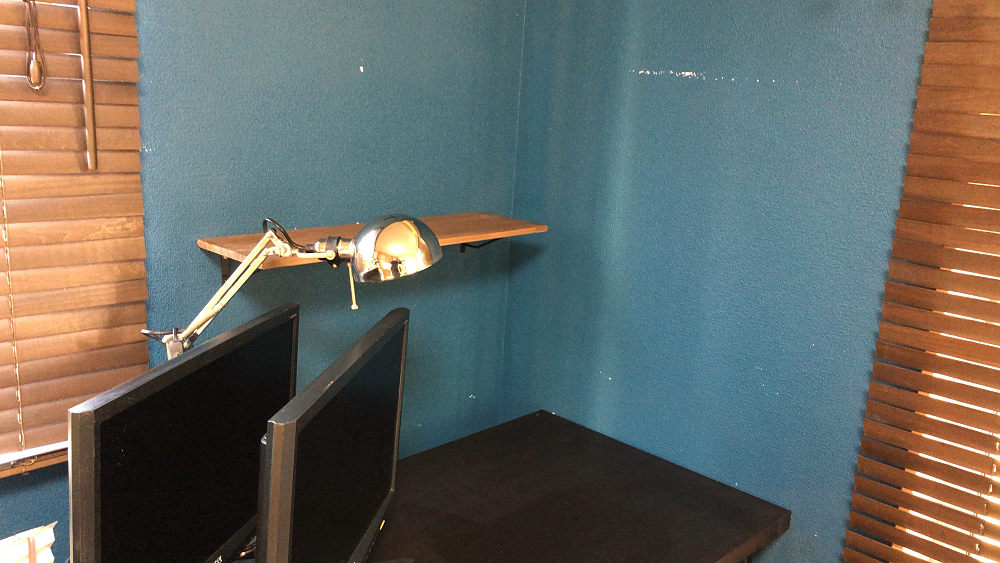 LPレコードとカセットテープの壁面ディスプレイ-09