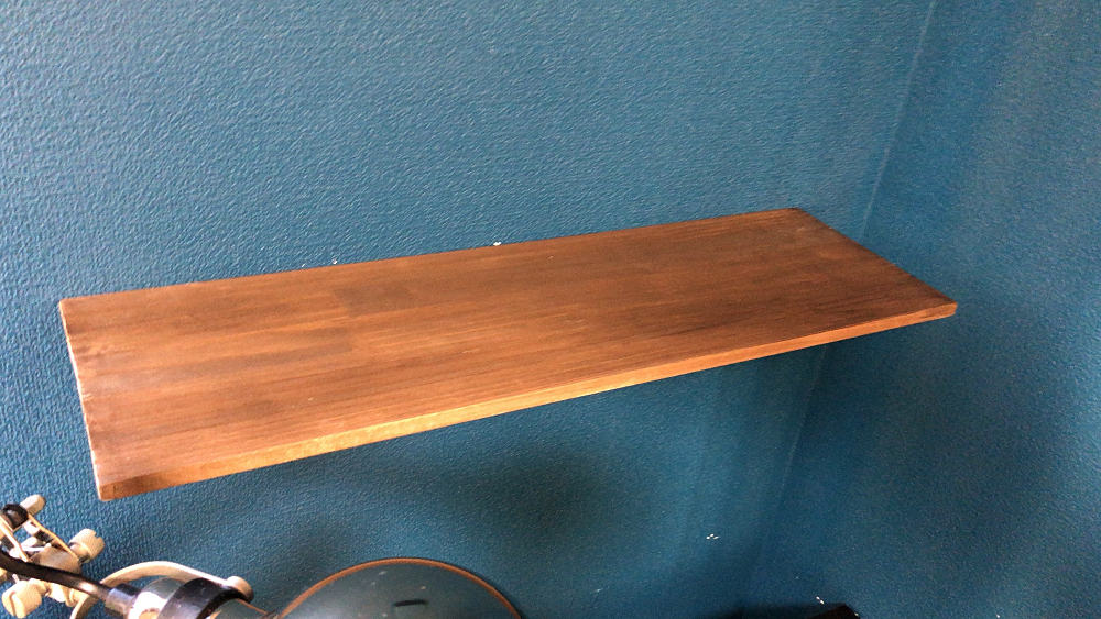 LPレコードとカセットテープの壁面ディスプレイ-10