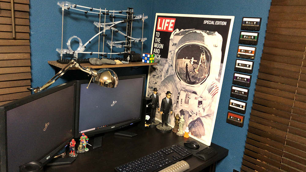 LPレコードとカセットテープの壁面ディスプレイ-11