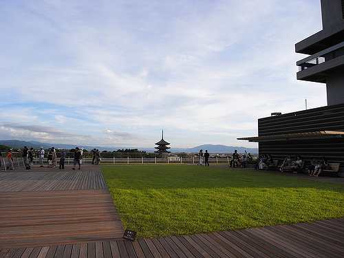 若草山も大仏殿も五重塔も一望！「奈良県庁舎屋上広場」