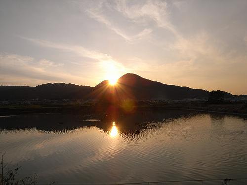 二上山の間に落ちる美しい夕陽 ＠香芝市（千股池）