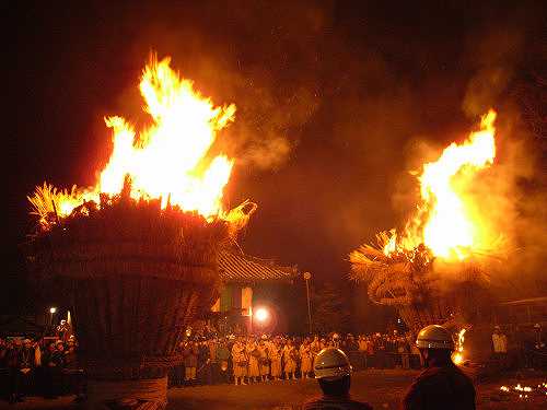 大迫力の『茅原大とんど(左義長)』＠吉祥草寺（御所市）