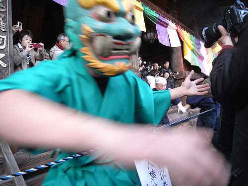 鬼が暴れ火の粉が飛ぶ！「だだおし（追儺会）」＠長谷寺