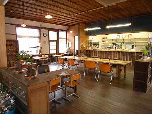 レトロ校舎にカフェも『奈良カエデの郷ひらら』＠宇陀市