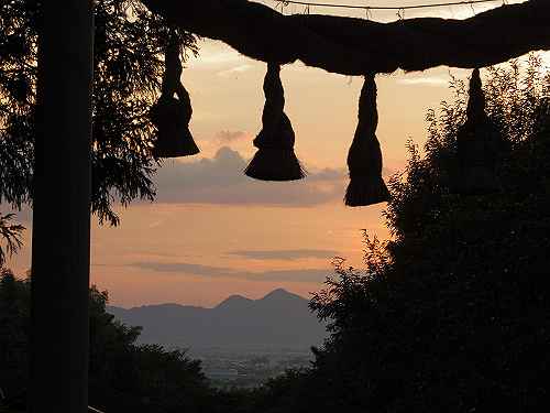 鳥居の間から二上山を臨む『檜原神社』と『井寺池』＠桜井市