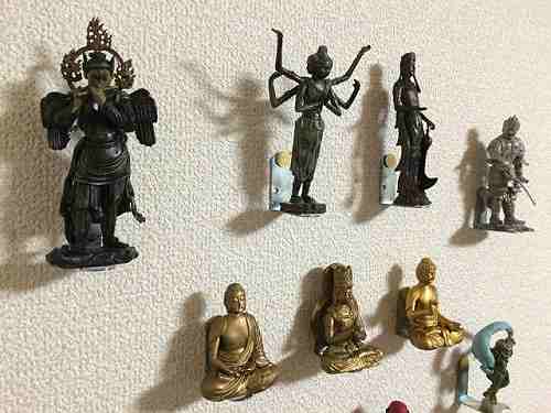 ガチャガチャのフィギュアを壁面に飾ってみました