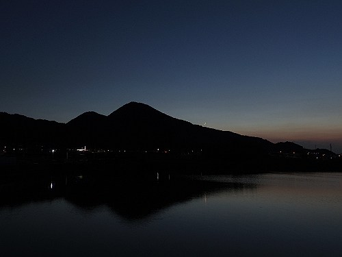 水田に映った二上山。三日月が沈む二上山 ＠香芝市