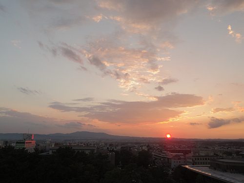 『奈良県庁舎屋上広場』から見た生駒山系に沈む夕陽