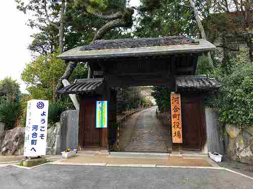 阿吽のライオンが門を護る『河合町役場庭園（旧豆山荘庭園）』