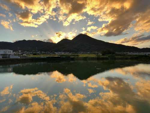 千股池から望む『二上山』の神々しい夕暮れ ＠香芝市