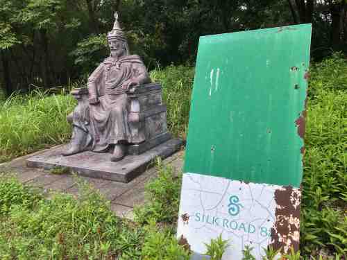 今も残る「なら・シルクロード博覧会」のモニュメント4体