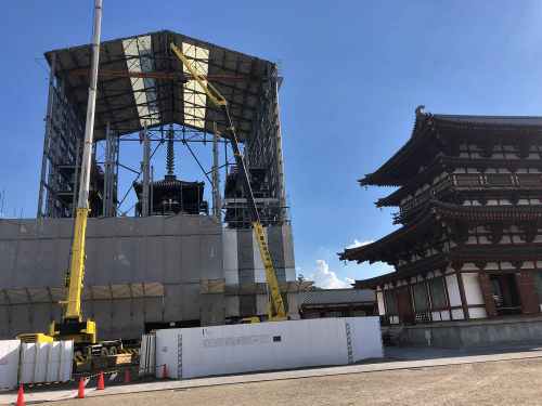 薬師寺・東塔の覆屋が撤去開始。細川元首相の障壁画の特別公開も