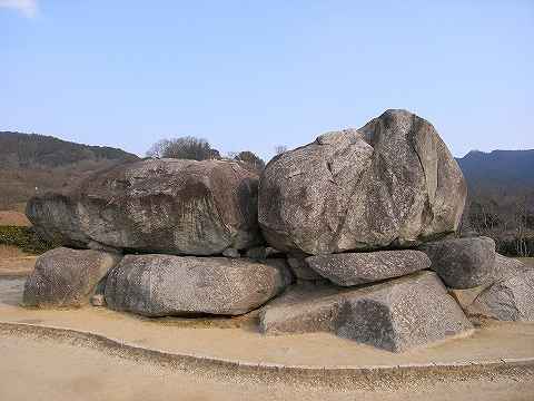 キツネが舞い踊った『石舞台古墳』