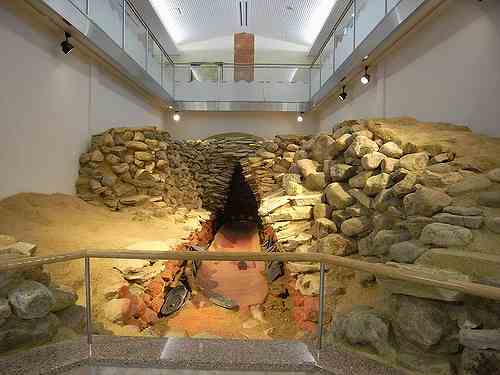 「鹿男あをによし」に頻出『黒塚古墳展示館』