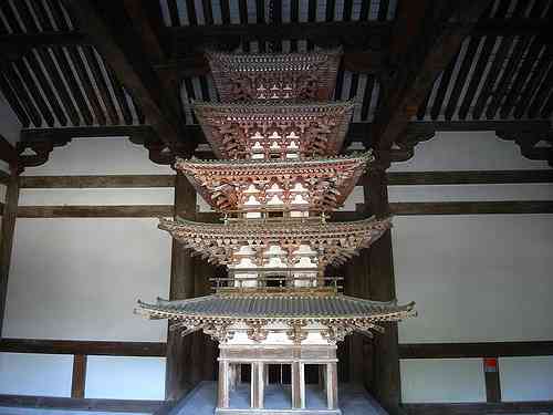 こんな小さなお寺に国宝が！『海龍王寺』