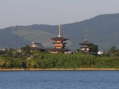 美しい銅造仏と「あおによし」のお寺『薬師寺』
