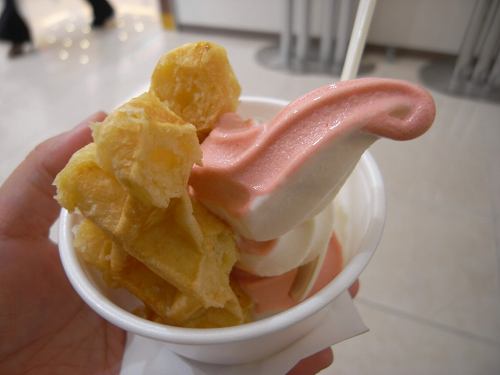 ワッフル＋ソフトクリーム『マネケン』＠橿原アルル店