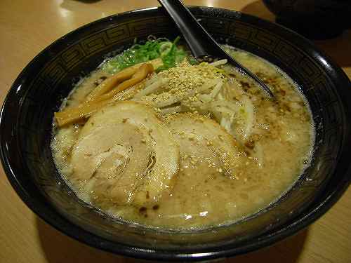 黄色が目印。とんこつ醤油の店『三平らーめん』＠橿原市