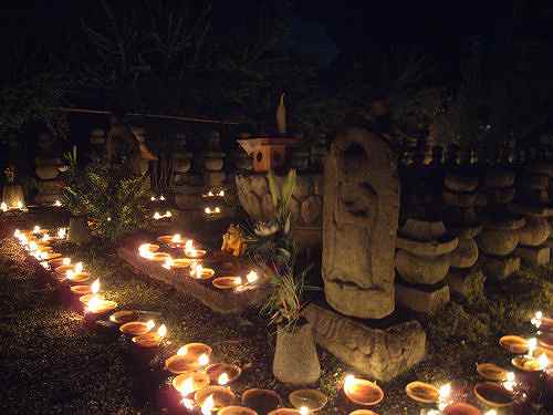 石塔・石仏を幻想的な灯りが包む『元興寺地蔵会』＠奈良町