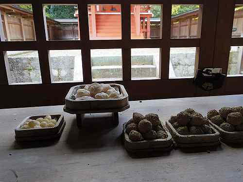 下の病気治癒を願って土団子を供える『消渇神社』＠平群町
