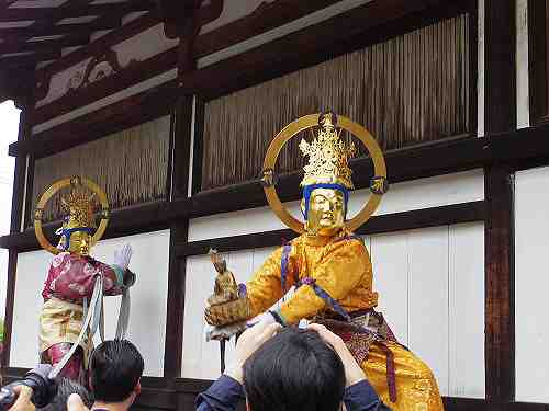 本堂の周りを練り歩く雨バージョンの『練供養会式』＠當麻寺