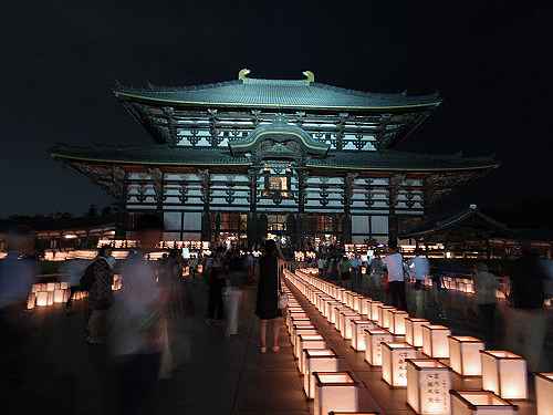 2500基の灯籠が並ぶ『万灯供養会』＠東大寺大仏殿