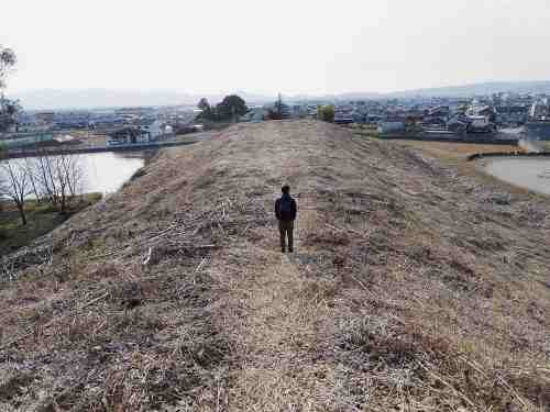 下部は前方後方墳、上部は前方後円墳！『西山古墳』＠天理市